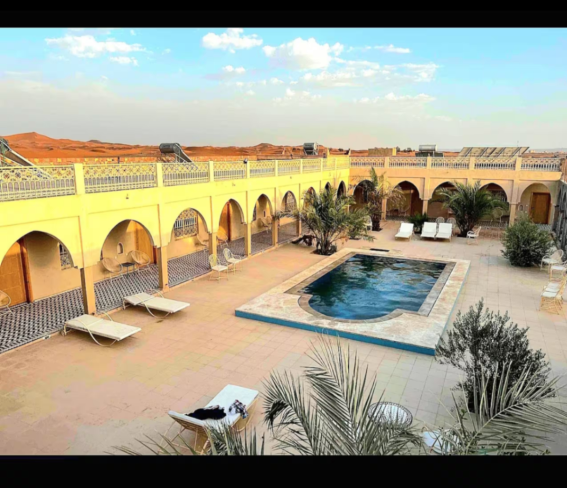 Riad face aux dunes